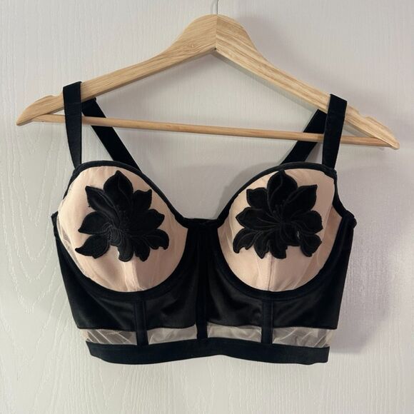 Victoria's Secret Black Velvet Floral Applique Long Line Demi Bra Size 36D - Picture 2 of 7